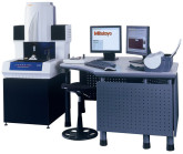 Spécial MICAD 2005 : sur le stand MITUTOYO, la machine Legex 322 qui se distingue des machines de mesure tridimensionnelle classiques par sa compacité et son faible encombrement