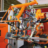 Spécial ROBOTIQUE 2006 : chez KUKA, en première mondiale, une gamme de petits robots 6 axes et SCARA et en première française, le Safe Robot en fonctionnement automatique