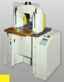La presse PRECITRAME PR10 est une machine innovante grâce à un entraînement à genouillière asservi par commande numérique