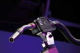 Le système de connexion des torches robot WH et WH-PP de BINZEL permet le changement du col de cygne en quelques secondes, qu'il soit de même géométrie ou de géométrie spécifique en cas d'application de soudage particulière