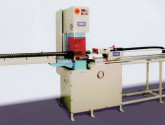Une machine pour le poinçonnage simultané de deux tubes sur le stand FRIEDRICH PETIG à Tube 2002