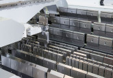 Une presse plieuse hydraulique avec stockage intégré d'outils LVD TOOLCELL