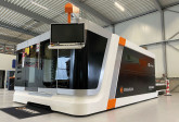 Machine de découpe laser fibre avec source 15 kW et magasin à tôle automatique 6 racks